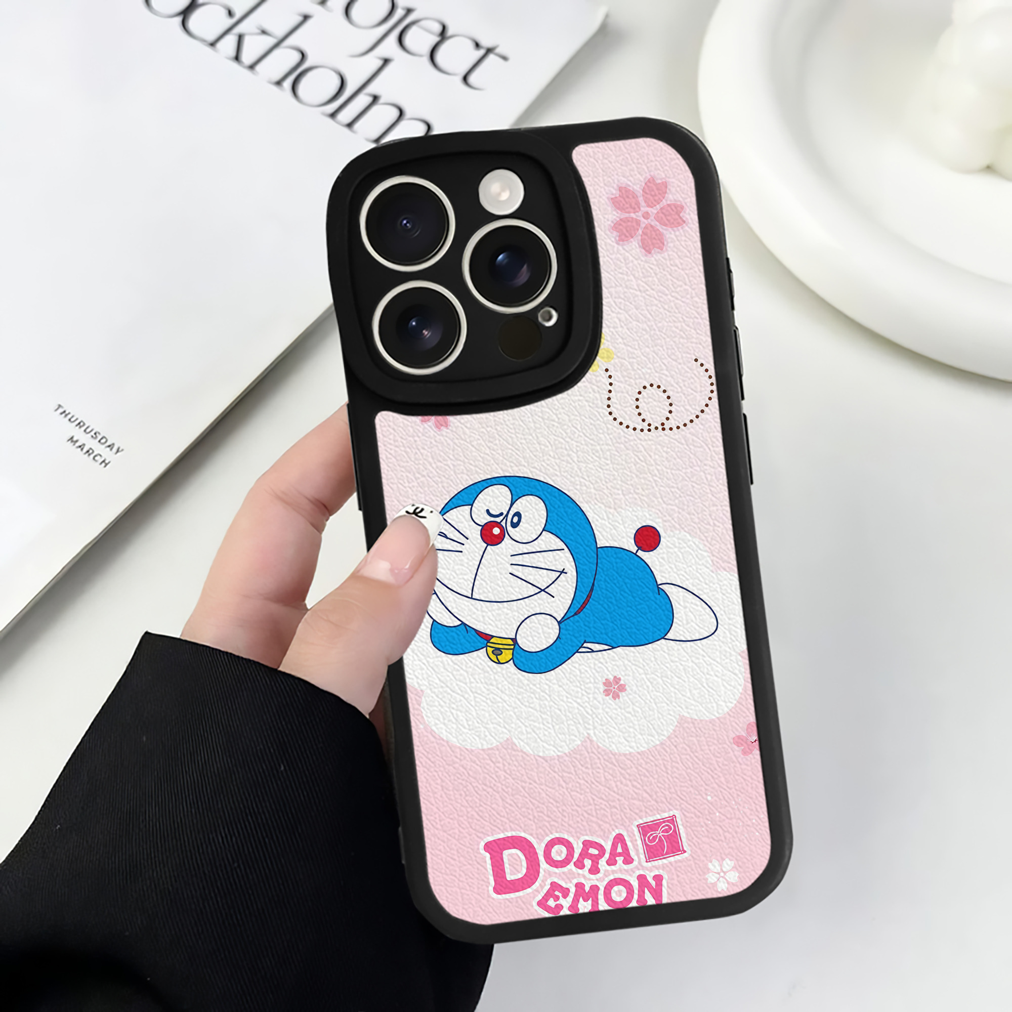（画像用） ドラえもん Doraemon 【iPhone 16シリーズ対応】シリコンスマホケース（レザー調） 材質：シリコン